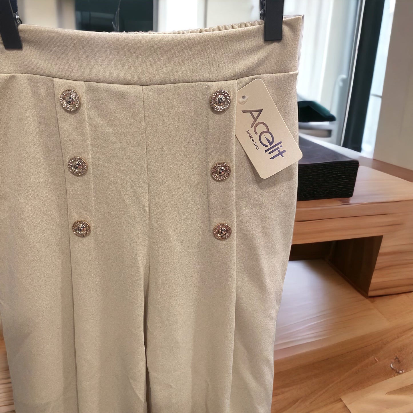 Pantalón botones dorados