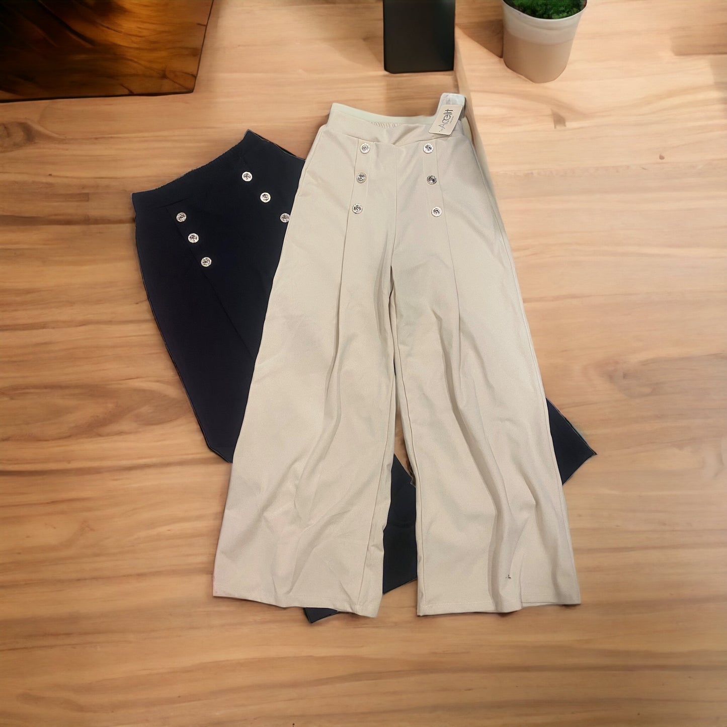 Pantalón botones dorados